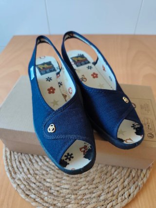 Dos pares de zapatos demujer realizados en textil