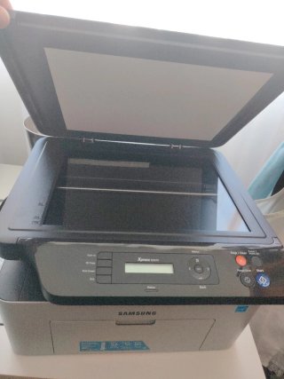 Stampante multifunzione Samsung Xpress M2070 in bianco e grigio con toner