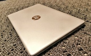 HP i7 512GB SSD Full HD con funda y cargador