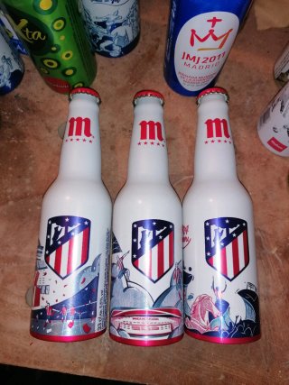 3 bottiglie vuote di Mahou Atlético de Madrid
