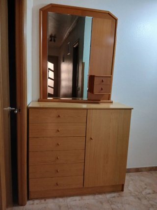 Mueble con espejo y cajones