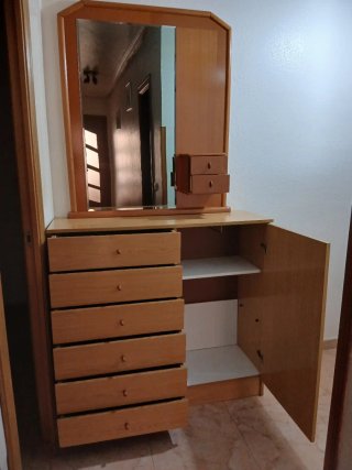 Mueble con espejo y cajones