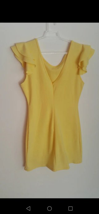 Vestido amarillo con volantes