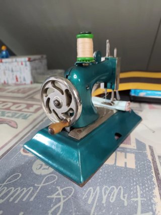 Máquina de coser de juguete antigua