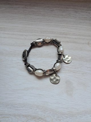 Pulsera cuero perlas y detslles plateados mujer