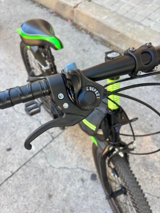 Bicicleta infantil negra con detalles verdes