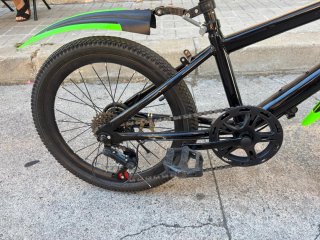 Bicicleta infantil negra con detalles verdes