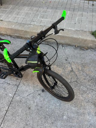 Bicicleta infantil negra con detalles verdes