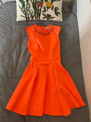 Vestido naranja con pedrería