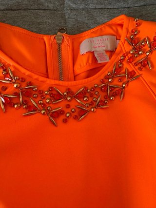 Vestido naranja con pedrería