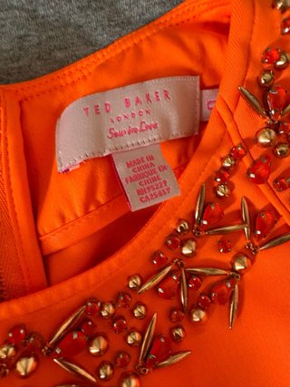 Vestido naranja con pedrería