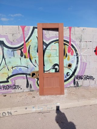 Puerta marrón-café con marco