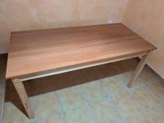 Mesa de madera resistente