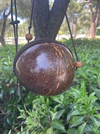 Bolso de coco con cordón y abalorios