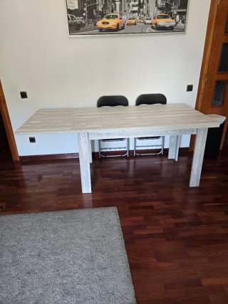 Mesa de comedor de madera extensible con 4 sillas.