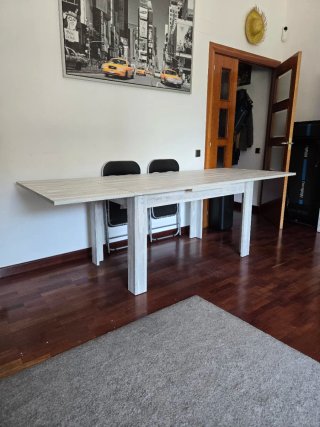 Mesa de comedor de madera extensible con 4 sillas.