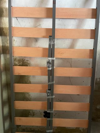 Somier 90x190 con patas y lamas de madera.