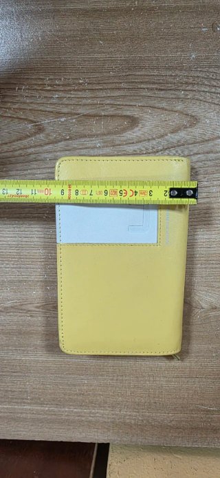 Monedero amarillo con detalle blanco