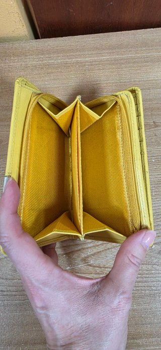 Monedero amarillo con detalle blanco