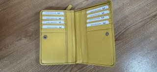 Monedero amarillo con detalle blanco