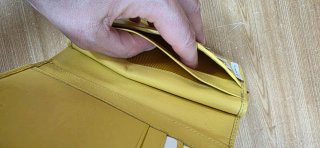 Monedero amarillo con detalle blanco