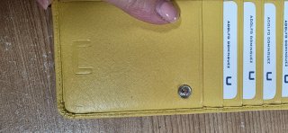 Monedero amarillo con detalle blanco