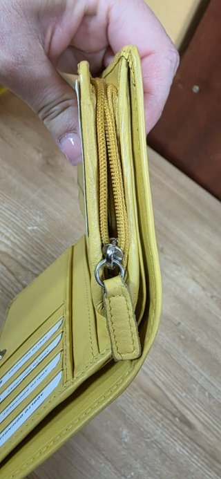 Monedero amarillo con detalle blanco
