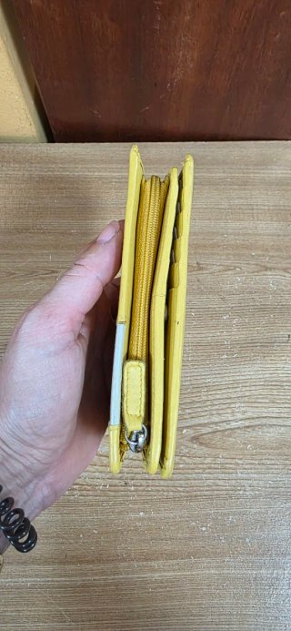 Monedero amarillo con detalle blanco