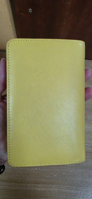 Monedero amarillo con detalle blanco
