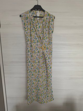 Vestido largo floral con detalle dorado