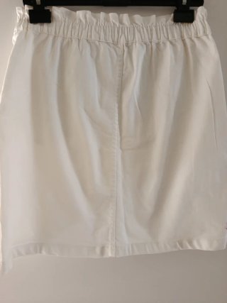 Falda blanca de tiro alto