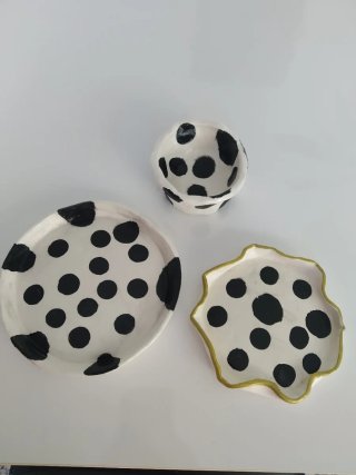 Juego platos y portavelas arcilla blanca lunares