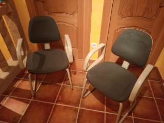 Sillas de oficina beige y grises