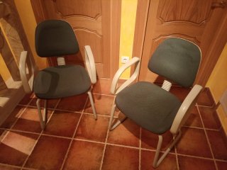 Sillas de oficina beige y grises