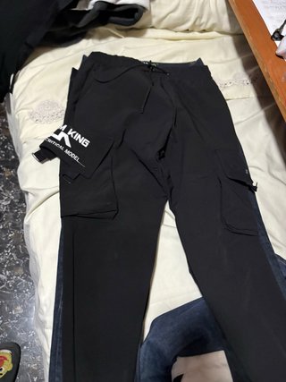 Pantalones cargo negros con bolsillos