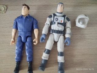 Camión Buzz Lightyear con 2 figuras y casco espaci
