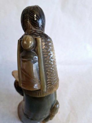 Figura vintage mujer indígena con cántaro