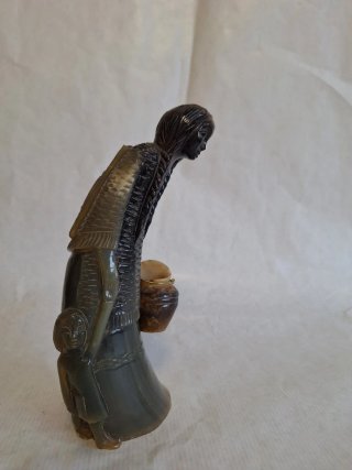 Figura vintage mujer indígena con cántaro