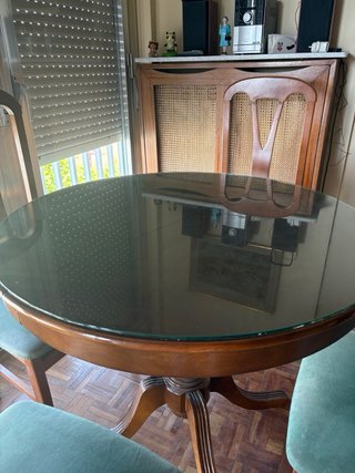 Mesa redonda y 4 sillas de madera