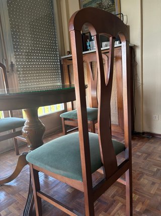 Mesa redonda y 4 sillas de madera