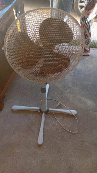 Ventilador de pie blanco