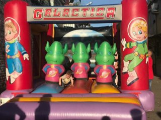 Castillo hinchable Galactica para eventos...