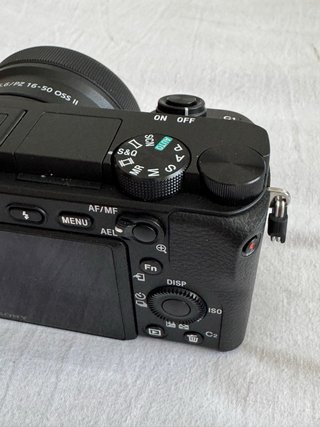 Sony a6400 con lente y accesorios