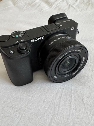Sony a6400 con lente y accesorios
