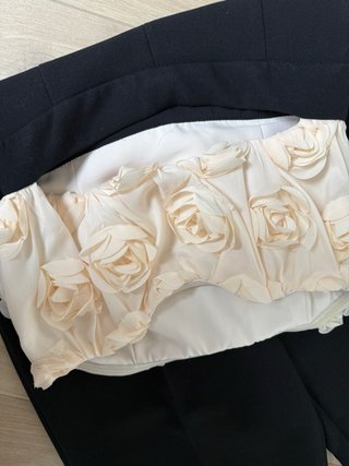Mono Zara flores relieve beige y negro