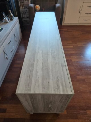 Mueble TV moderno beige y blanco