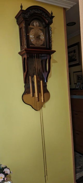 Reloj de pared antiguo de péndulo