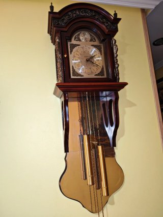 Reloj de pared antiguo de péndulo