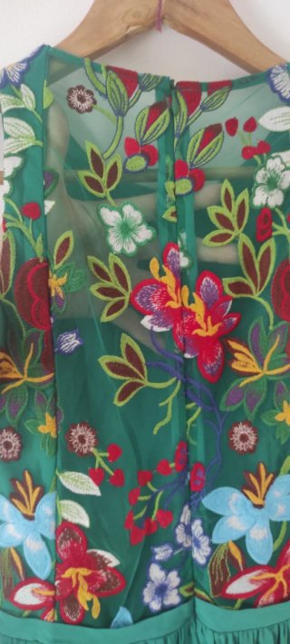 Vestido largo verde bordado floral