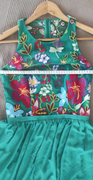 Vestido largo verde bordado floral